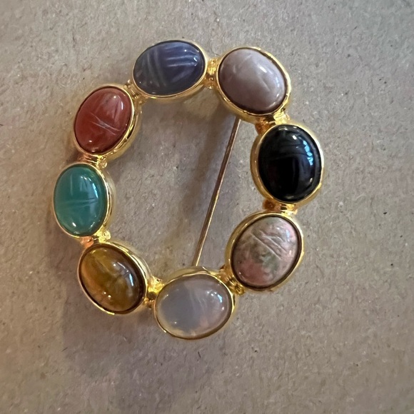 Vintage carved cabachon pin brooch.Scarab. - Picture 2 of 2